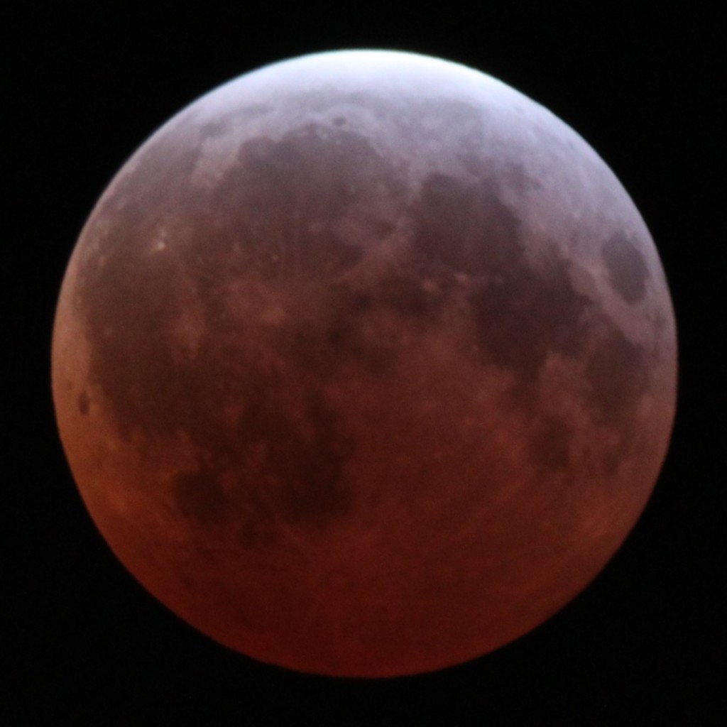 7.月食时发生的红月亮现象实际上是光的折射造成的