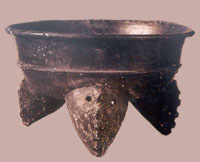 Black pottery tri-pot ding