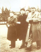 1963年4月2日，毛主席和周总理、邓小平总书记接见二机部等专业会议人员