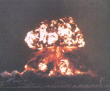 原子弹地面爆炸的火球在上升